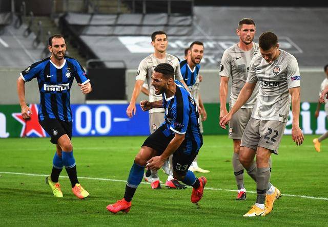  斯特拉斯堡攻势如潮，边路传中制造制胜良机